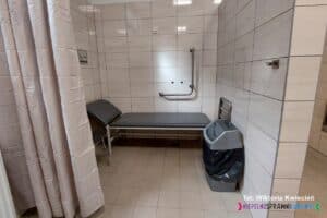 Stadion Lekkoatletyczny: zagospodarowana wnęka z zasłonką, wyposażona w pochwyt, leżankę, krzesło i pojemnik na odpady