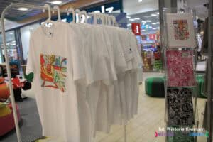 Wieszak z koszulkami oraz stojak „Plakatami PoMocy”