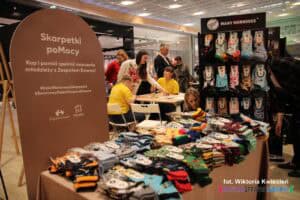 Stoisko ze „Skarpetkami PoMocy” marki Many Mornings