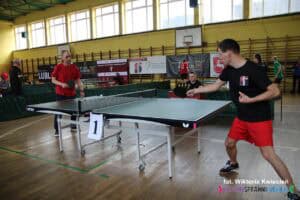 Rozgrywka przy stole nr 1 pomiędzy zawodnikiem WTZ Nałęczów oraz ICSiR Start