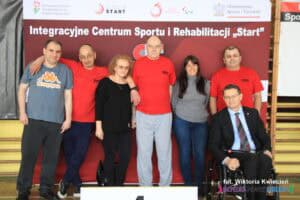 Pamiątkowe zdjęcie grupy zawodników z WTZ Nałęczów z Prezesem Piotrem Jacniackim