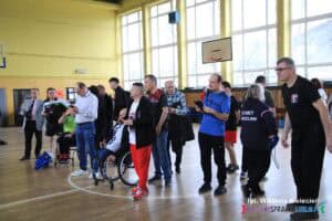 Publiczność w sali gimnastycznej podczas ceremonii dekoracji zwycięzców