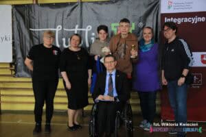 Pamiątkowe zdjęcie grupy uczestników z Zarządem ICSiR Start