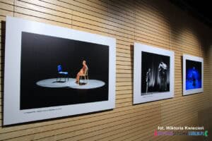 Na drewnianej ścianie wiszą trzy kolejne fotografie. Są ułożone równolegle, tworzą spójną ekspozycję