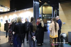 Grupa ludzi oczekująca na rozpoczęcie wydarzenia