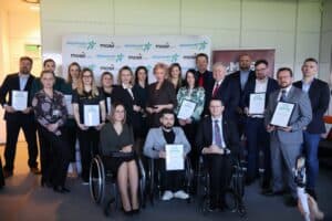 Pamiątkowe zdjęcie grupowe uczestników spotkania inaugurującego program "Z domu na mecz"