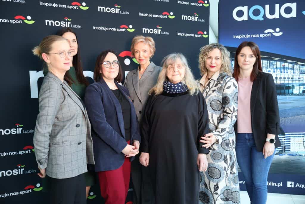 Od lewej stoją Panie: Aleksandra Romańska (Kierownik Działu Marketingu, Rzecznik Prasowy MOSiR „Bystrzyca” w Lublinie Sp. z o.o), Beata Skiba-Szymańska (Kierownik Aqua Lublin), Anna Bieganowska-Skóra (Prezes LFOON-SW), Monika Lipińska (Wiceprezes Zarządu MOSiR „Bystrzyca” w Lublinie Sp. z o.o), Alicja Jankiewicz (Prezes Honorowa LFOON-SW), Izabela Czernicka-Białowąs (Kierownik Hali im. Z. Niedzieli), Anna Belcik (Kierownik Działu Projektów i Programów)