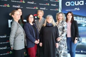 Od lewej stoją Panie: Aleksandra Romańska (Kierownik Działu Marketingu, Rzecznik Prasowy MOSiR „Bystrzyca” w Lublinie Sp. z o.o), Beata Skiba-Szymańska (Kierownik Aqua Lublin), Anna Bieganowska-Skóra (Prezes LFOON-SW), Monika Lipińska (Wiceprezes Zarządu MOSiR „Bystrzyca” w Lublinie Sp. z o.o), Alicja Jankiewicz (Prezes Honorowa LFOON-SW), Izabela Czernicka-Białowąs (Kierownik Hali im. Z. Niedzieli), Anna Belcik (Kierownik Działu Projektów i Programów)