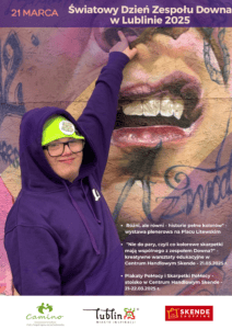 Mężczyzna w fioletowym kapturze i okularach uśmiecha się, wskazując na mural przedstawiający kobiecą twarz. U góry widnieje napis: '21 marca - Światowy Dzień Zespołu Downa w Lublinie 2025'. Na zdjęciu umieszczona jest informacja o wydarzeniu. U dołu znajdują się logotypy Stowarzyszenia Camino, Miasta Lublin oraz Skende Shopping.
