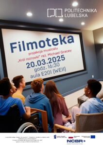 Grupa różnych osób siedzących i oglądających projekcję filmu w sali wykładowej uniwersytetu.