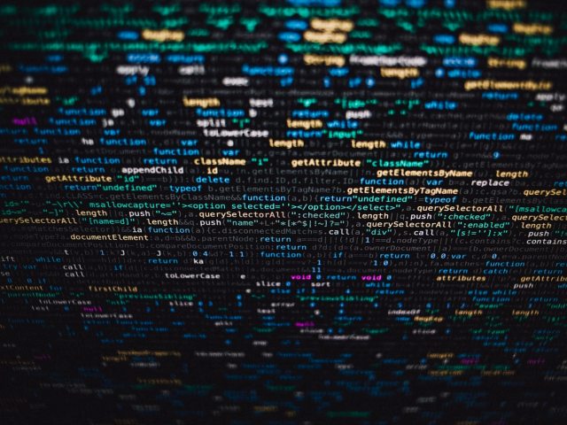 ekran ze słowami i kodami