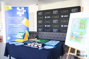 Stoisko Szkoły Podstawowej Specjalnej nr 26 im. J. Korczaka w Lublinie. Na stoliku ułożono pomoce dydaktyczne i materiały informacyjne
