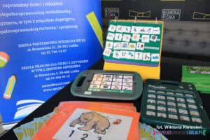 Pomoce do komunikacji alternatywnej ułożone na stoisku Szkoły Podstawowej Specjalnej nr 26 im. J. Korczaka w Lublinie