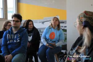 Wśród siedzących osób znajduje się Pani Katarzyna Siedlecka - psycholog i pedagog specjalny, koordynator wolontariatu rówieśniczego Fundacji ALPHA; jest ubrana w niebieską koszulkę z logo fundacji