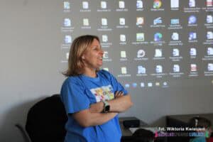 Pani Sylwia Góźdź, Dyrektor Środowiskowego Domu Samopomocy "Mozaika", ubrana w niebieską koszulkę z logo ŚDS-u