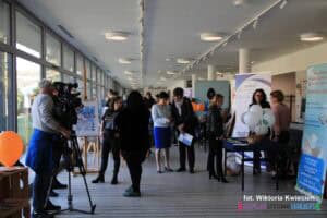 Widok ogólny na wydarzenia w holu Akademickiego Centrum Kultury i Mediów UMCS Chatka Żaka