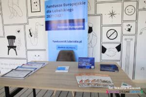 Stoisko z materiałami informacyjnymi Funduszy Europejskich dla Lubelskiego 2021 - 2027
