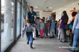 Kolejka dzieci ustawiła się do fizjoterapeuty z Instytutu Diagnozy i Terapii „Logos”, który prowadził zabawy z wykorzystaniem taśmy gumowej