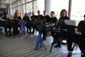 Członkowie zespołu „AUKUSTYCZNI” przygotowują się do występu