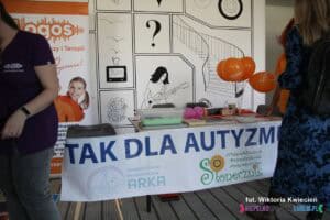Na stoisku Instytutu Diagnozy i Terapii „Logos”zawieszono duży transparent z napisem "Tak dla Autyzmu"