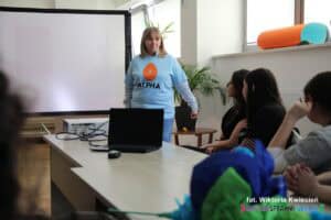 Pani mgr Katarzyna Siedlecka - psycholog i pedagog specjalny, koordynator wolontariatu rówieśniczego Fundacji ALPHA podczas prowadzenia warsztatu pt. „Wolontariat rówieśniczy w Fundacji ALPHA”