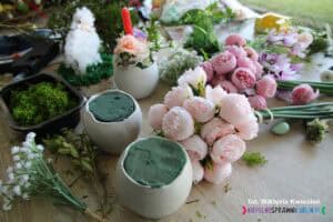 Kwiaty i materiały florystyczne przygotowane do przeprowadzenia warsztatów florystycznych przez pedagogów ze Szkoły Podstawowej nr 26 im. Janusza Korczaka