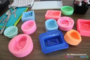 Silikonowe formy do tworzenia odlewów mydełek glicerynowych, przygotowane do przeprowadzenia warsztatów kreatywnych przez pedagogów ze Szkoły Podstawowej nr 26 im. Janusza Korczaka