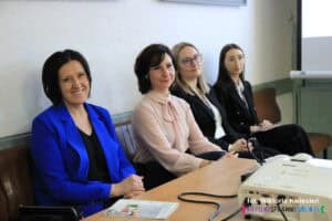 Siedzą od lewej: Pani Irena Kijek – Specjalista ds. Promocji i Informacji (PFRON), Pani Iwona Podkowa-Nowak – Specjalista ds. CIDON (PFRON), Pani Aleksandra Bąk (NFZ) oraz Pani Martyna Kotiuk (NFZ)