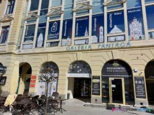 Budynek Galerii Paniaga przy ul. 3 Maja 13 w Rzeszowie, gdzie mieszczą się: Wydział Polityki Społecznej Urzędu Miasta Rzeszów, Międzynarodowe Centrum Integracji FENIKS oraz Centrum Innowacji Miejskich Urban Lab Rzeszów