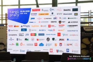 Plansza na telebimie z logotypami wystawców na Targach Pracy NetworkPower w dniu 10 kwietnia 2025