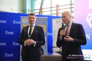 Od lewej stoją: Pan Rafał Kowalczyk, Prezes Zarządu Fundacji OPTEA oraz Pan prof. dr hab. inż. Jarosław Sęp, Prorektor ds. rozwoju i współpracy Politechniki Rzeszowskiej im. Ignacego Łukasiewicza