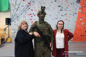 Przedstawicielki Lubelskiego Forum Organizacji Osób Niepełnosprawnych - Sejmik Wojewódzki pozują do zdjęcia z mężczyzna ubranym w wojskowy mundur