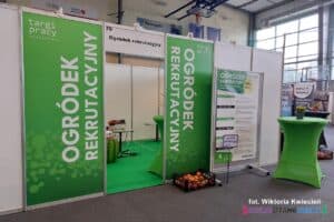 Targi Pracy: zabudowane stoisko pn. "Ogródek Rekrutacyjny"