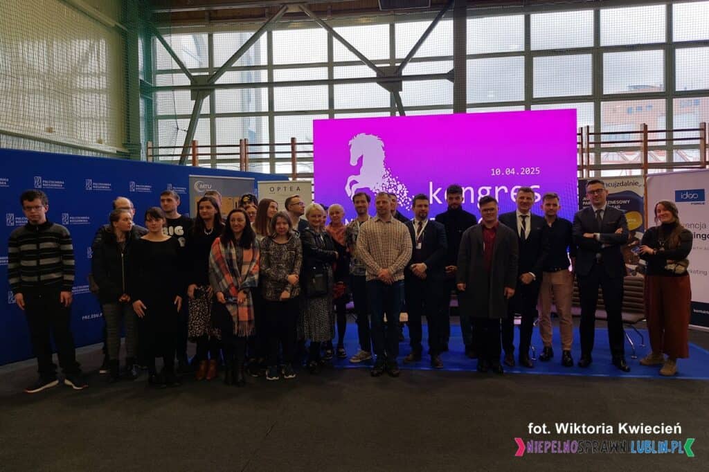 Grupa ludzi na pamiątkowej fotografii z zakończenia Kongresu