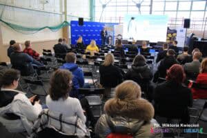 Kongres w trakcie targów pracy. Zdjęcie wykonane z perspektywy widowni — widać salę i trwającą prelekcję