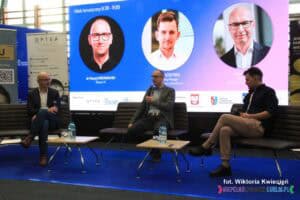 Od lewej siedzą panowie: Robert Róg, dr Maciej Chrzanowski, Paweł Szczyrek