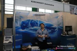 Kobieta pozuje na stoisku firmy Kirchhoff Automotive