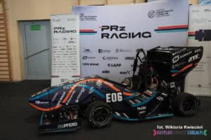 Targi Pracy: bolid na stoisku Studenckiego Koła Naukowego PRz Racing – zespołu wyścigowego działającego na Wydziale Budowy Maszyn i Lotnictwa Politechniki Rzeszowskiej