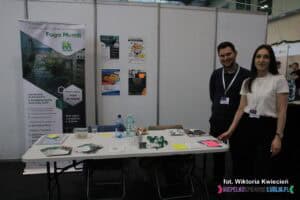 Strefa NGO na Targach Pracy: stoisko Agencji Zatrudnienia Fundacji Fuga Mundi Rzeszów. Młoda kobieta i mężczyzna pozują do zdjęcia, uśmiechają się