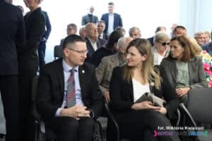 Wśród gości siedzących na widowni pogrążeni w rozmowie Pani Beata Stepaniuk – Kuśmierzak – Zastępca Prezydenta ds. Kultury, Sportu i Partycypacji oraz Pan Piotr Jacniacki – Prezes Zarządu Integracyjnego Centrum Sportu i Rehabilitacji "Start"
