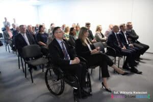 Zaproszeni goście siedzący na widowni