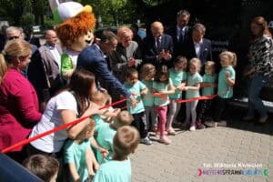 Symboliczne „przecięcie” czerwonej wstęgi przez władze miasta i spółki MOSiR w asyście przedszkolaków