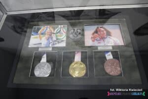 Umieszczone w gablocie złoty, srebrny i brązowy medal lekkoatletek AZS UMCS Lublin: Małgorzaty Hołub-Kowalik oraz Malwiny Kopron