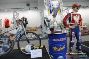 Ekspozycja żużlowa przedstawiająca: motocykl Marka Kępy, gipsową figurę przedstawiającą Marka Kępę, motocykl marki Jawa z lat 70' XX wieku
