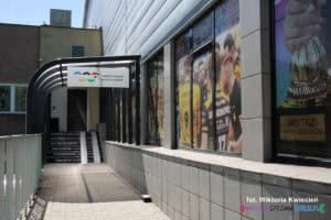 Budynek, w którym mieści się Centrum Historii Sportu w Lublinie; w tle widać wejście i sześć prowadzących do niego stopni