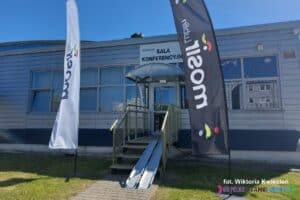 Wejście po schodach prowadzące do Sali Konferencyjnej, na schodach zastosowano mobilne rampy teleskopowe