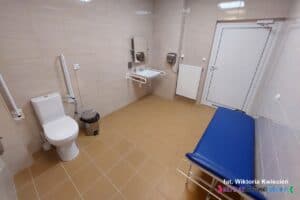 Wnętrze toalety, wyposażone w leżankę