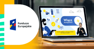 Na drewnianym stole laptop na którym wyświetla się prezentacja: Włącz dostępność wraz z ilustracjami, napisami i tłumaczem języka migowego. Po lewej stronie logo Funduszy Europejskich