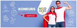 Para w czerwonych pelerynach i maskach superbohaterów stoi obok siebie, uśmiechając się, na tle tekstu promującego konkurs NGO Hero oraz ikon reprezentujących 7 kategorii.