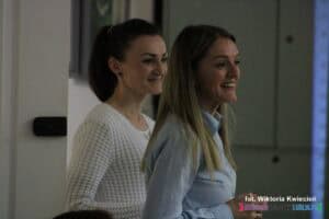 Prelegentki ustawione jedna za drugą, uśmiechają się do kogoś spoza kadru